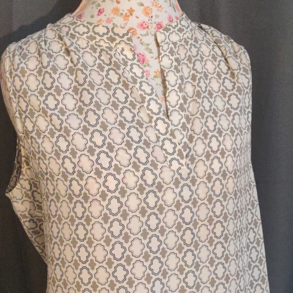 Tunic with pleated design- perfect for layering - Picture 2 of 6